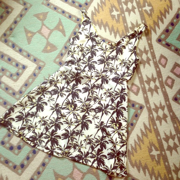 💜3 for 15 -Cute Palm Tree Dress with Cut-outs 🌴 - Picture 3 of 6